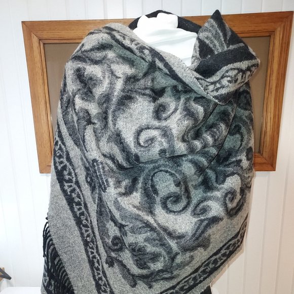 Black and Grey Soft 100% cashmere shawl - Picture 6 of 9